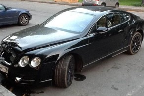 Разоблачаем! Разбитую за неправельную парковку Bentley (4 фото+1 гифка)