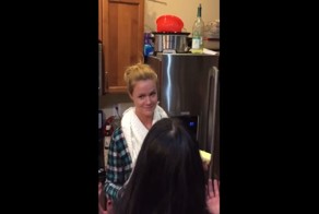 Девушка целиком проглотила кусок сливочного масла