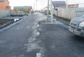 В Тюмени заасфальтировали дорогу, по середине которой стоят столбы