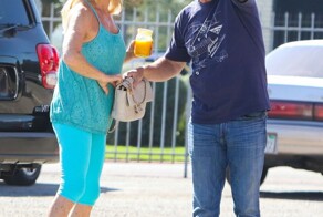 Забавная реакция на папарацци