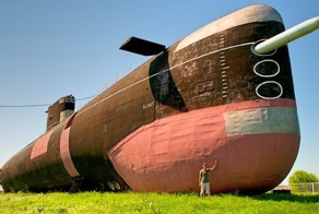 Как самая большая дизельная подлодка ВМФ России оказалась посреди степи в Тольятти