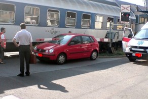 Поезд насадил маленький Фольгсваген на шлагбаум