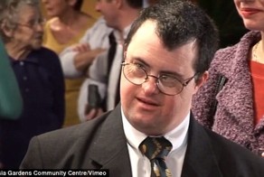 Парень с синдромом Дауна отмечает 30-летний юбилей работы в сети быстрого питания