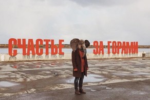 Блогер с головой слона фотографируется в самых печальных местах России