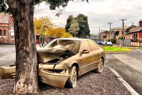 Австралийский художник превратил разбитый автомобиль в позолоченный памятник