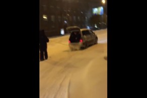 Так радуются снегу в Новосибирске! Медведь на сноуборде прокатился по центру города