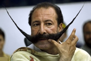 Похищение за роскошные усы (4 фото)