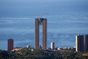 В 47-этажной башне в Испании строители забыли построить лифт (26 фото + видео) 