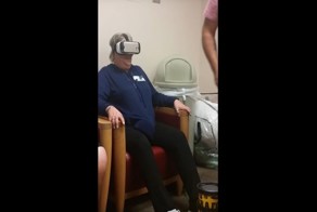 Добрые дети решили успокоить нервы матери с помощью горок в виртуальной реальности