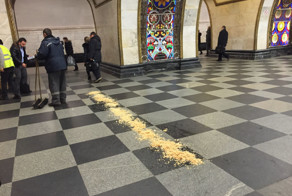 Что делают рассыпанные опилки в отечественном метро?