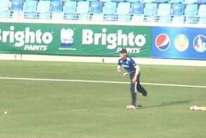 Игрок в крикет потерял протез ноги, но продолжил игру