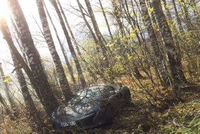 На Юрмальском шоссе с трассы вылетел суперкар Mclaren