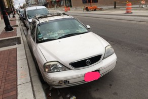 Автомобиль, заваленный книгами до потолка