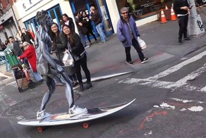 Человек в костюме Серебряного Серфера промчался по улицам Нью-Йорка