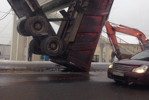 Самосвал с поднятым кузовом протаранил мост