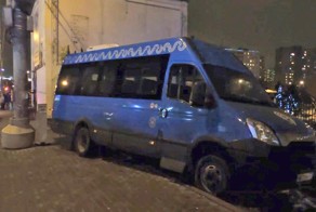 Маршрутка наехала на толпу пассажиров в Москве