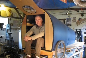 Американец много лет путешествует в крошечном домике, который построил своими руками