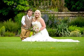 Чтобы поцеловать невесту, он принес с собой стремянку