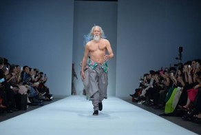 80-летний китайский дедушка поразил всех тем, как вышел на подиум