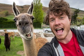 «Заклинатель зверей» ездит по миру и делает ужасно милые селфи с животными