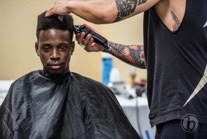 Нью-йоркский стилист каждое воскресенье бесплатно стрижет бездомных