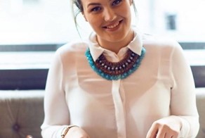 Работа мечты: Этой девушке платят за то, что она ест в ресторанах