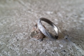 Парень подарил своей девушке обручальное кольцо, которое он сам сделал из куска метеорита