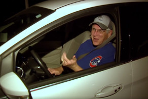 Фанат баскетбольной команды "Чикаго Кабс" проехал целый день, чтобы послушать их игру на могиле отца