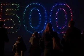 Новое слово в световых эффектах: cветовое шоу компании Intel с участием 500 светящихся дронов 