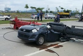 Огромная металлическая вышка раздавила легковушку
