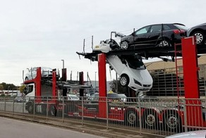 Автовоз зацепил пешеходный мост в Великобритании