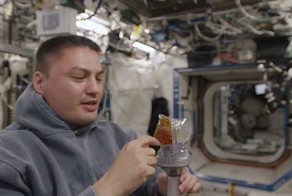 Как космонавты пьют кофе в невесомости