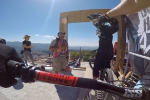 Экстремальный фрирайд по улицам мексиканского города Таско-де-Аларкон