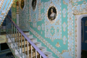 Подъезд жилой многоэтажки превратили в дворец XVIII века