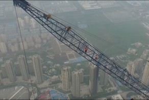 Любители острых ощущений взобрались на самый высокий строительный кран в Китае