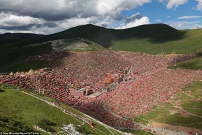 Крупнейшая буддийская академия в мире: для 40000 монахов TV под запретом, но айфоны разрешены