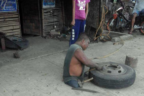 Безногий работник шиномонтажа