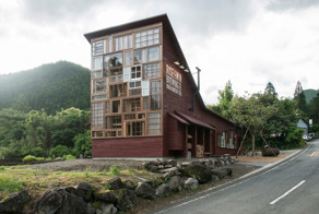 Бар в Японии, построенный полностью из мусора