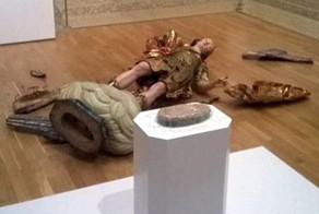 Турист так увлекся селфи, что разбил статую XVIII века в музее Лиссабона