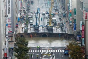 В центре японского портового города провалился 30-метровый участок дороги