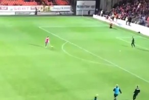 Одноногий болельщик шотландского футбольного клуба забивает красивый гол в перерыве матча