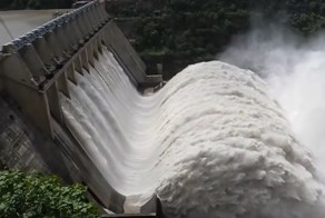 Сброс воды с дамб в разных странах