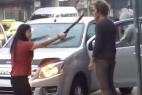 Семейные разборки по-тайски: Жена встретила пьяного мужа с мачете в руке