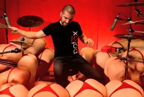 Хорошему ударнику не нужны барабаны чтобы зажигать!