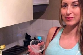 Веганка из Британии каждое утро завтракает смузи со спермой, которой с ней делится лучший друг