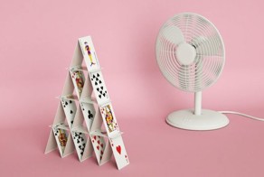 Когда нарушен закон падающего бутерброда: голландский дизайнер показал обычные ситуации в совершенно абсурдном виде