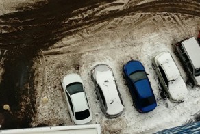 Автомобили, пострадавшие от падения сосулек в Санкт-Петербурге