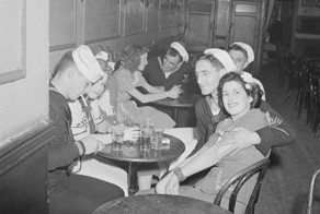 Вот как военные моряки США веселились в нью-йоркском баре в 1942 году