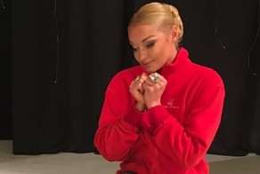 Голая Волочкова искупалась на улице, показав обвисшие ягодицы