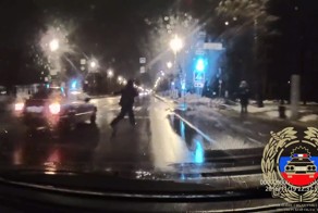 Женщина вышла из такси посреди дороги